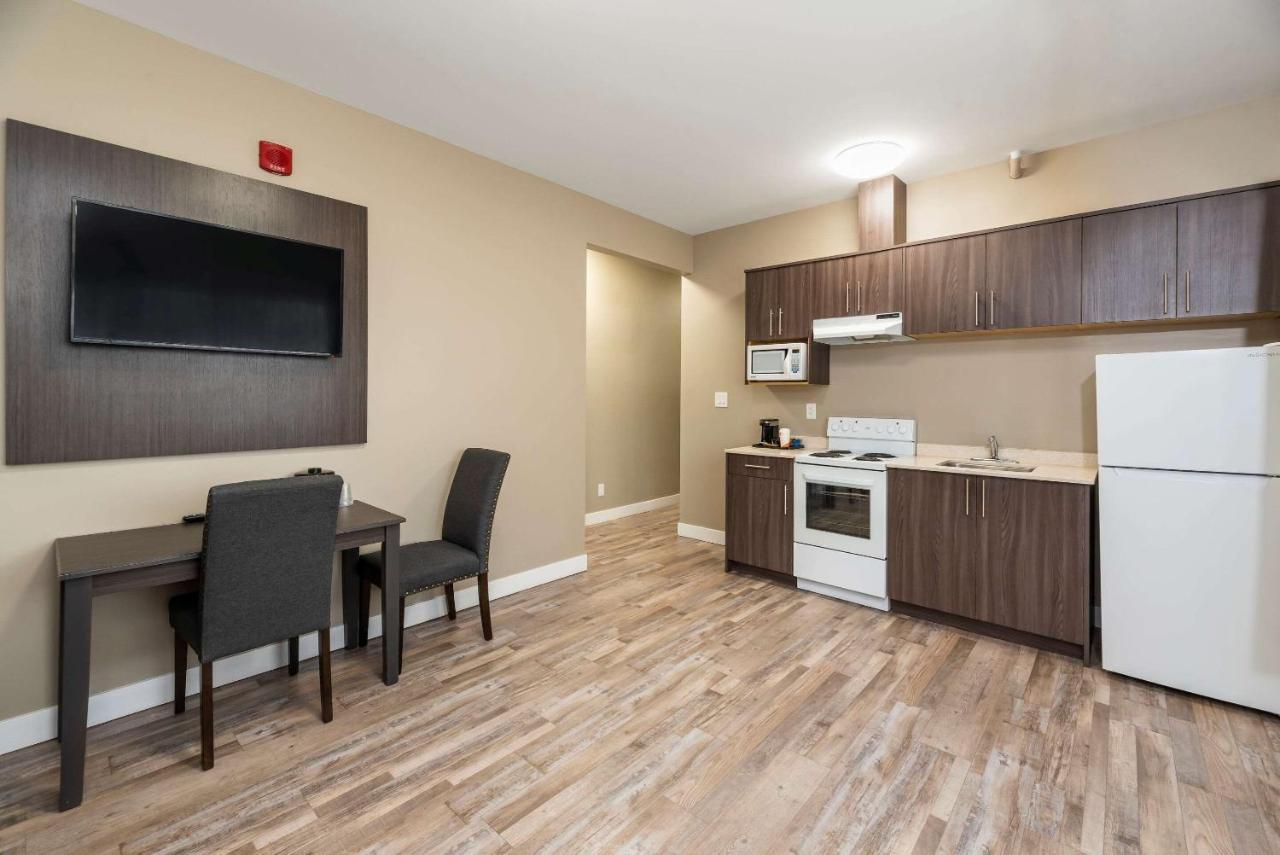 Econo Lodge Принс Джордж Екстериор снимка